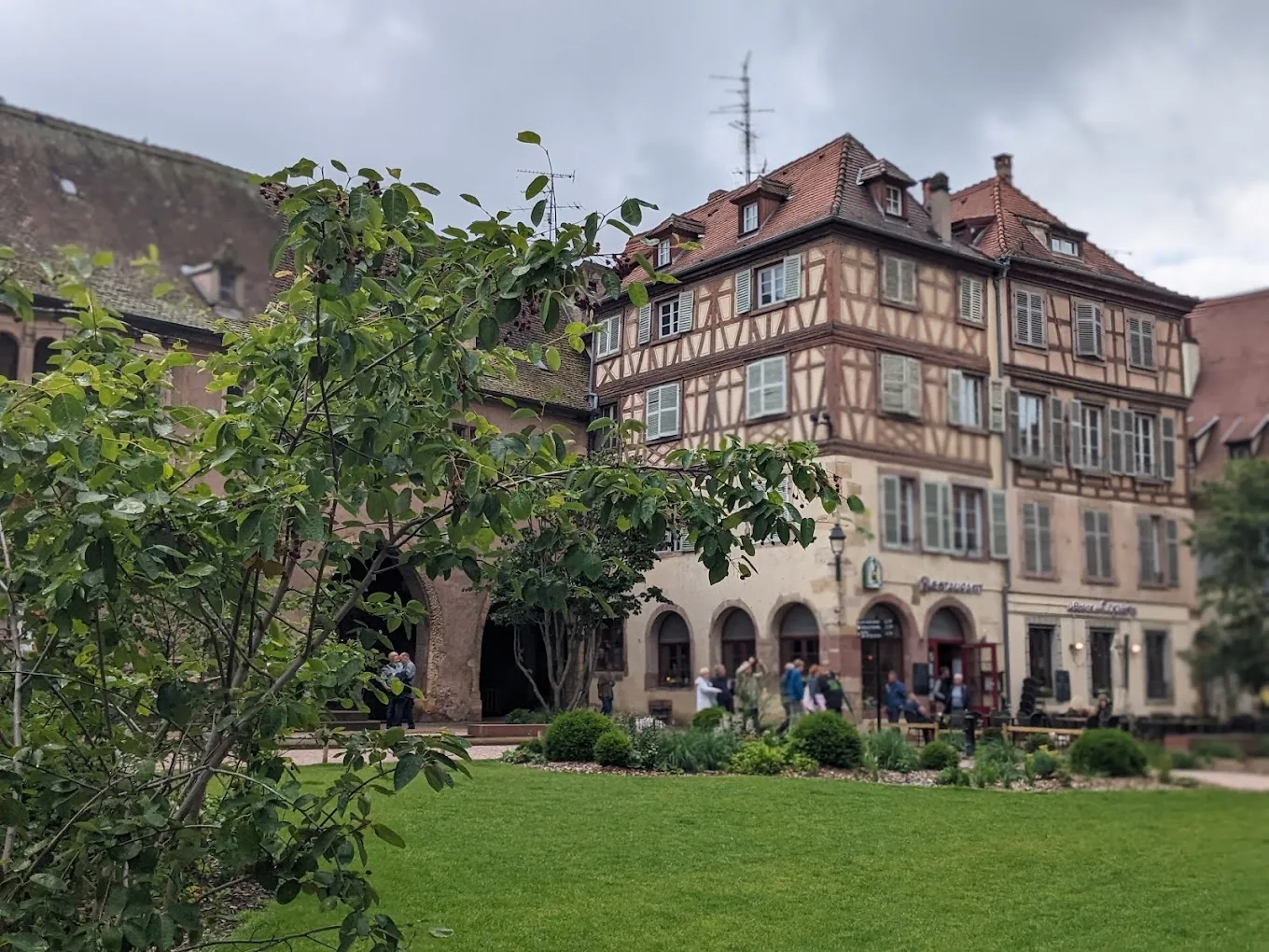 La place, au crépuscule