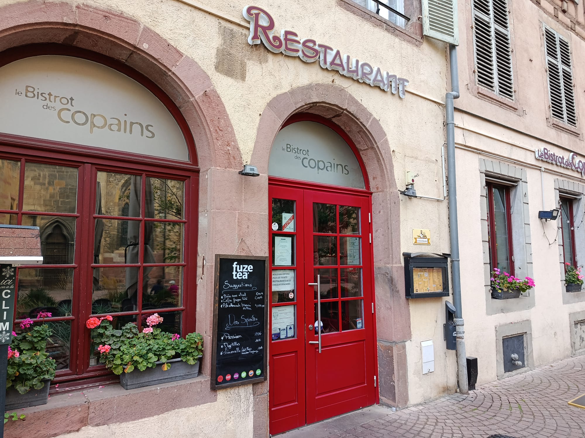 La façade du Bistrot des Copains, porte rouge