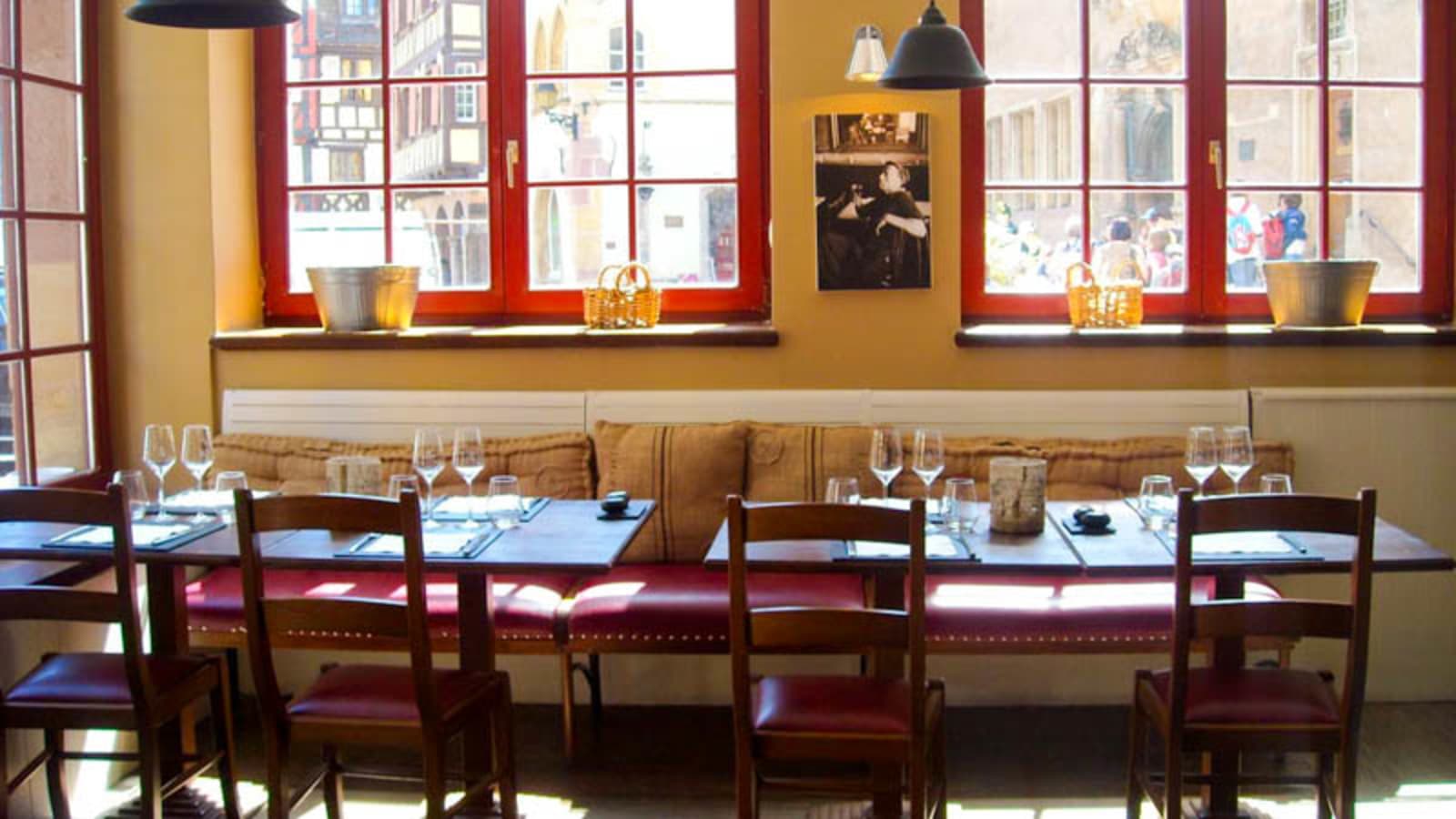 Notre salle, verres à vin dressés