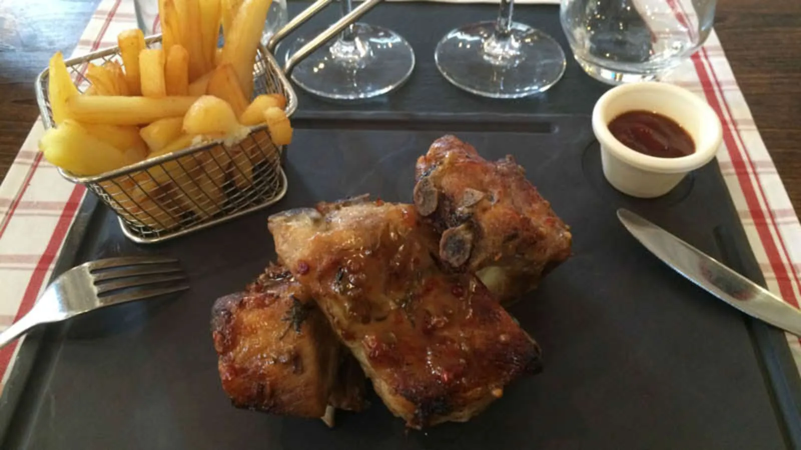 Travers de porc, frites